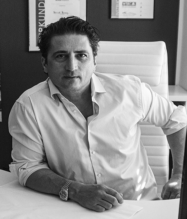 Foto von Herrn Patrick Perneg im Büro