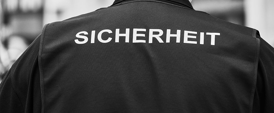 Großer Sicherheitsdienst Schriftzug auf dem Rücken der Jacke